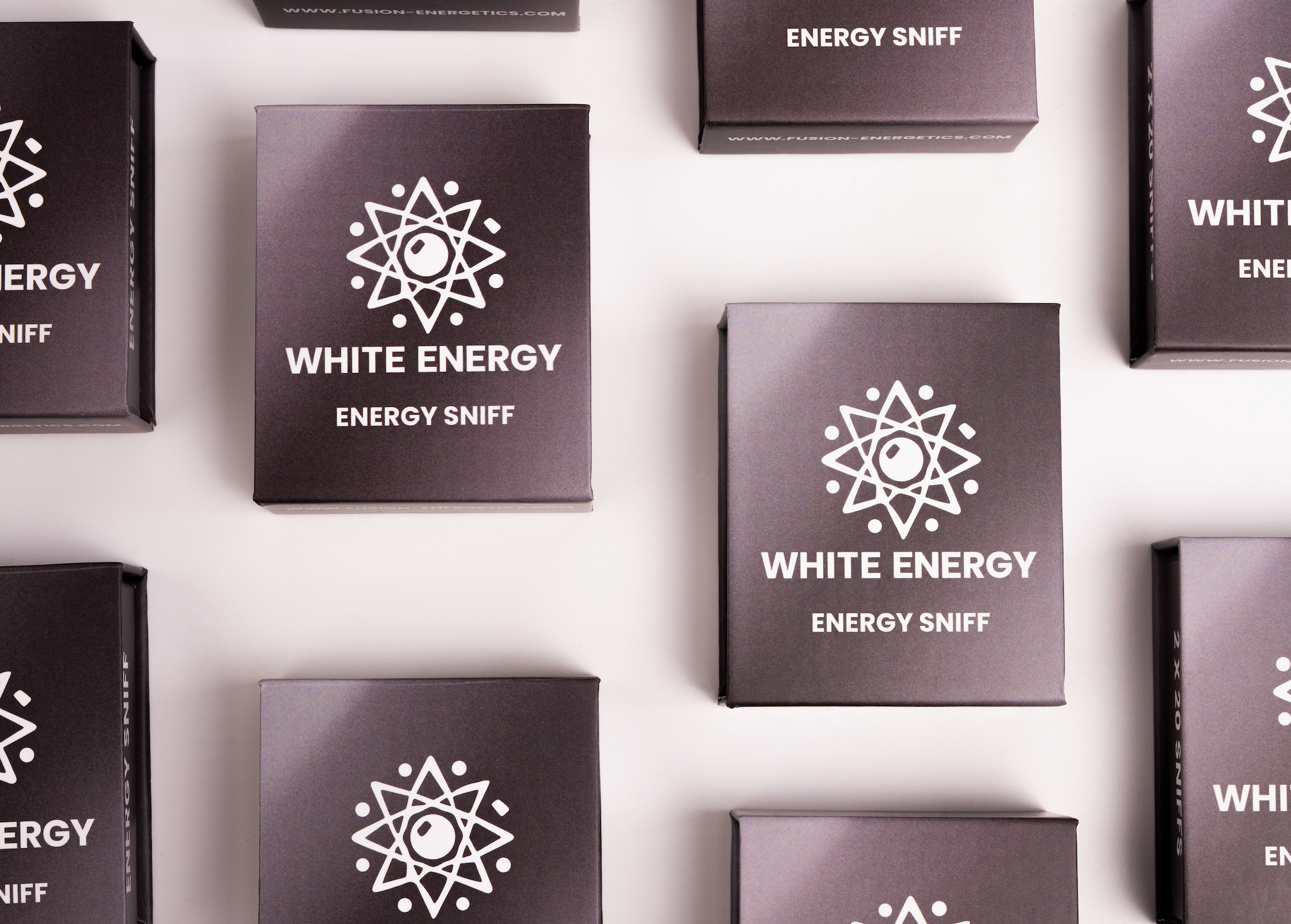 White Energy Verpackungsdesign - Sleek Box mit vier natürlichen Inhalator-Produkten für intensiven Cranberry-Flavour Energy Boost